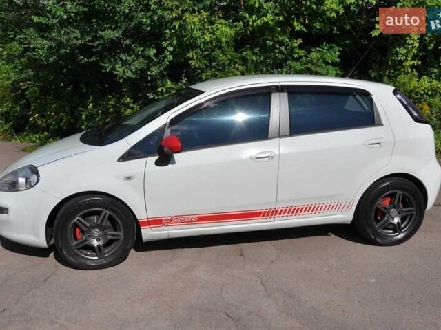 Білий Фіат Гранде Пунто, об'ємом двигуна 1.4 л та пробігом 195 тис. км за 5400 $, фото 1 на Automoto.ua