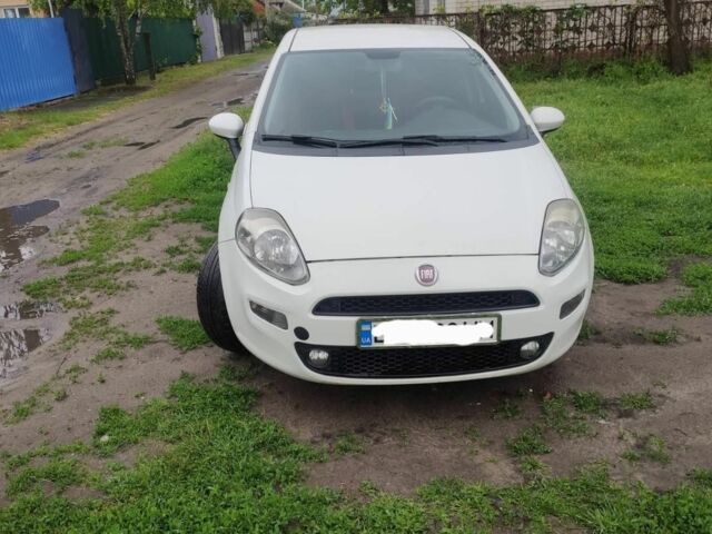 Белый Фиат Гранде Пунто, объемом двигателя 1.4 л и пробегом 205 тыс. км за 5500 $, фото 1 на Automoto.ua