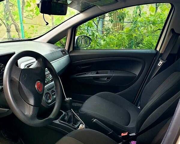 Белый Фиат Гранде Пунто, объемом двигателя 1.4 л и пробегом 68 тыс. км за 5700 $, фото 1 на Automoto.ua