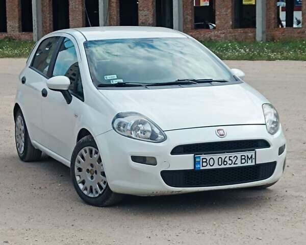 Белый Фиат Гранде Пунто, объемом двигателя 1.25 л и пробегом 262 тыс. км за 4700 $, фото 1 на Automoto.ua