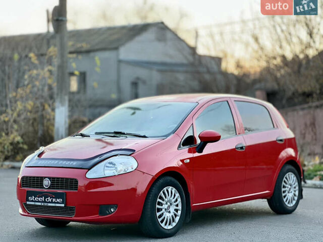 Красный Фиат Гранде Пунто, объемом двигателя 1.37 л и пробегом 139 тыс. км за 4999 $, фото 1 на Automoto.ua