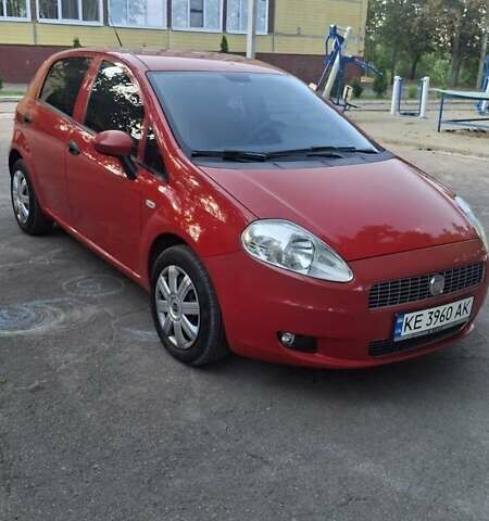 Красный Фиат Гранде Пунто, объемом двигателя 1.37 л и пробегом 147 тыс. км за 5600 $, фото 1 на Automoto.ua