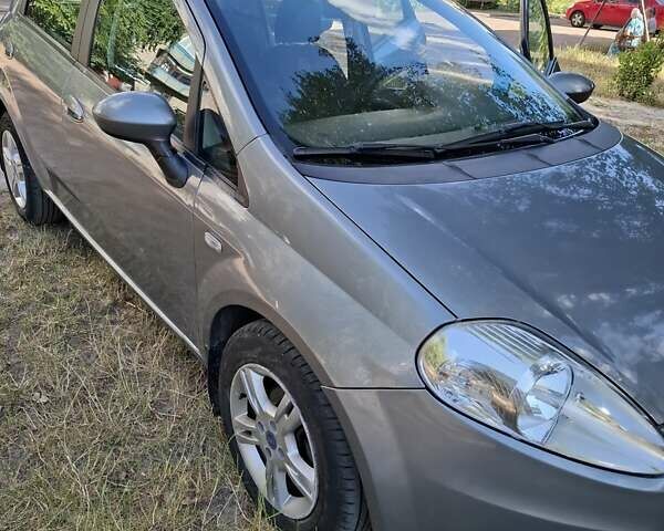 Сірий Фіат Гранде Пунто, об'ємом двигуна 1.37 л та пробігом 112 тис. км за 4300 $, фото 1 на Automoto.ua