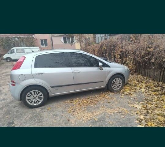 Серый Фиат Гранде Пунто, объемом двигателя 1.4 л и пробегом 190 тыс. км за 2200 $, фото 1 на Automoto.ua