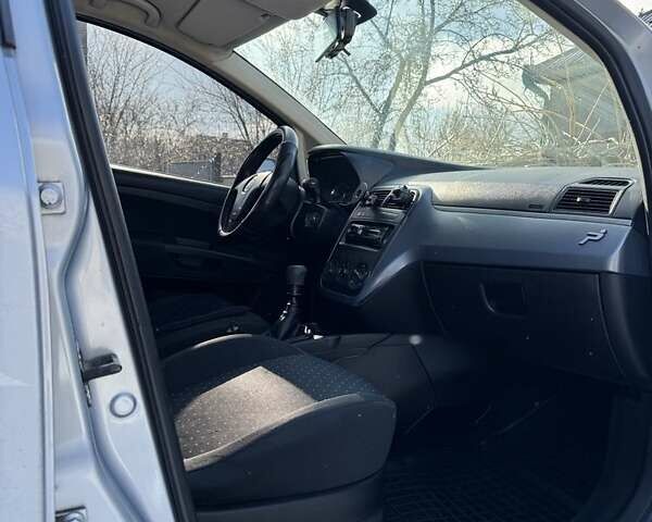 Сірий Фіат Гранде Пунто, об'ємом двигуна 1.4 л та пробігом 250 тис. км за 4800 $, фото 1 на Automoto.ua