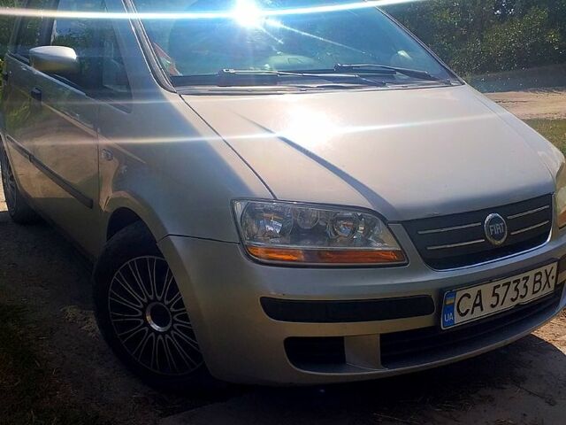 Сірий Фіат Ідея, об'ємом двигуна 1.9 л та пробігом 300 тис. км за 3150 $, фото 1 на Automoto.ua