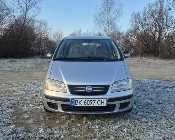 Серый Фиат Идея, объемом двигателя 1.4 л и пробегом 190 тыс. км за 4000 $, фото 1 на Automoto.ua