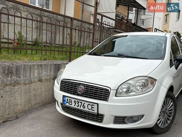 Белый Фиат Линеа, объемом двигателя 1.37 л и пробегом 150 тыс. км за 4800 $, фото 1 на Automoto.ua