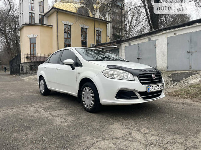 Белый Фиат Линеа, объемом двигателя 1.4 л и пробегом 370 тыс. км за 3900 $, фото 1 на Automoto.ua