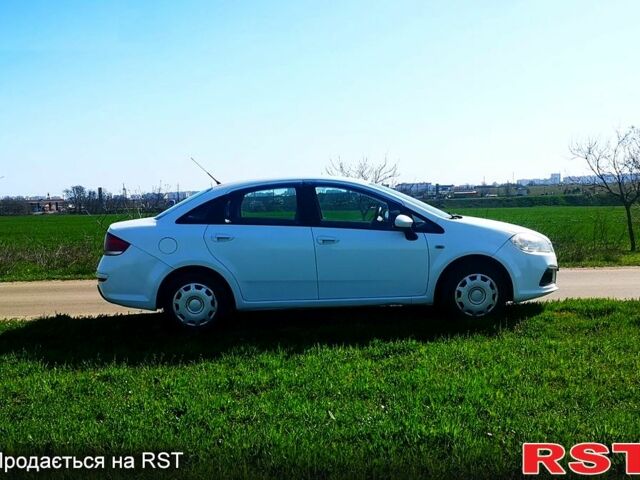 Белый Фиат Линеа, объемом двигателя 1.4 л и пробегом 158 тыс. км за 3900 $, фото 1 на Automoto.ua