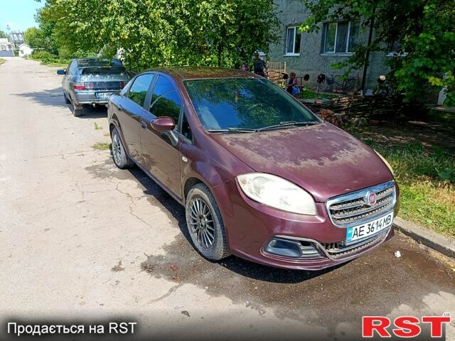 Красный Фиат Линеа, объемом двигателя 1.2 л и пробегом 150 тыс. км за 2400 $, фото 1 на Automoto.ua