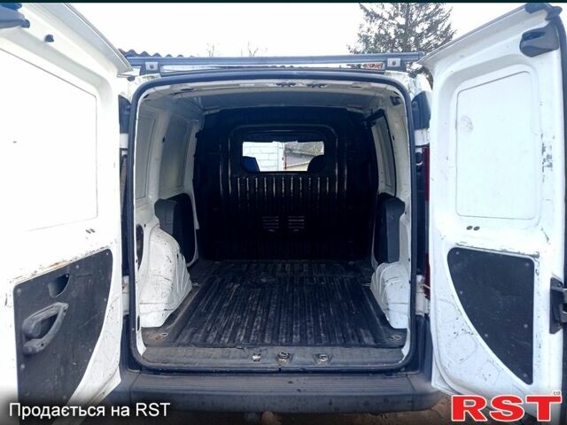 Белый Фиат Добло, объемом двигателя 19 л и пробегом 240 тыс. км за 3300 $, фото 1 на Automoto.ua