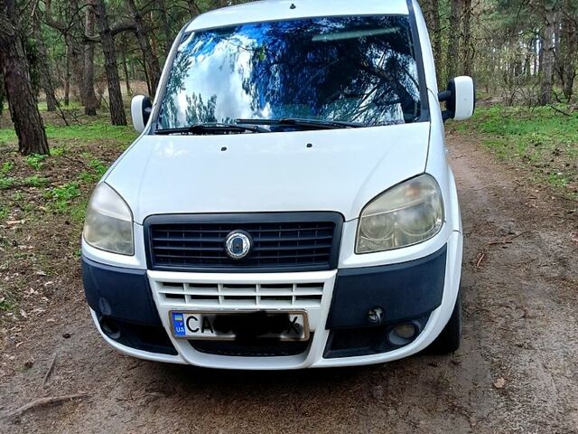 Белый Фиат Добло, объемом двигателя 1.3 л и пробегом 220 тыс. км за 3300 $, фото 1 на Automoto.ua