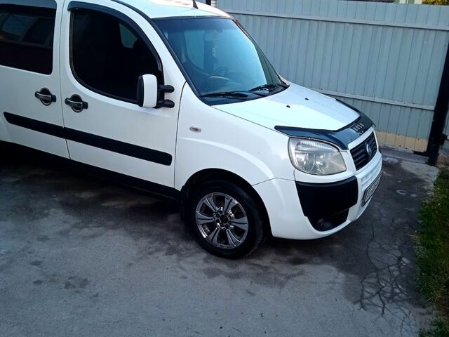 Белый Фиат Добло, объемом двигателя 1.9 л и пробегом 387 тыс. км за 5500 $, фото 1 на Automoto.ua