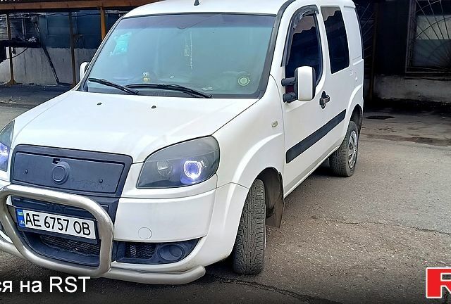 Белый Фиат Добло, объемом двигателя 1.2 л и пробегом 308 тыс. км за 3700 $, фото 1 на Automoto.ua