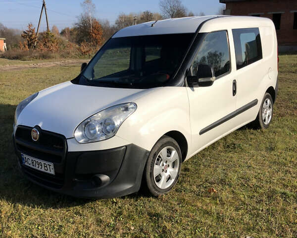 Белый Фиат Добло, объемом двигателя 1.25 л и пробегом 300 тыс. км за 4400 $, фото 1 на Automoto.ua