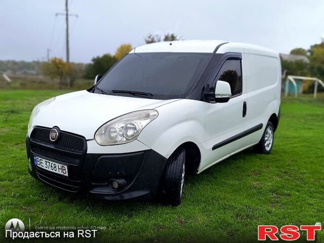 Белый Фиат Добло, объемом двигателя 1.2 л и пробегом 300 тыс. км за 4000 $, фото 1 на Automoto.ua