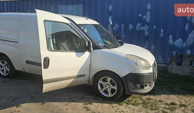Белый Фиат Добло, объемом двигателя 1.6 л и пробегом 230 тыс. км за 5600 $, фото 1 на Automoto.ua
