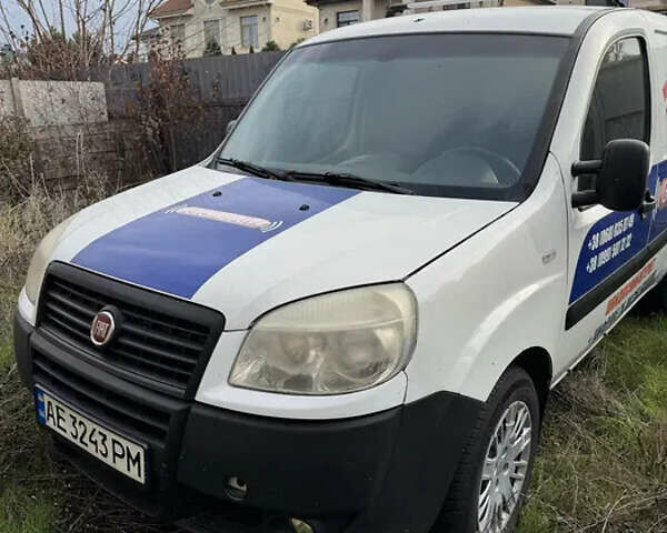 Белый Фиат Добло, объемом двигателя 1.2 л и пробегом 167 тыс. км за 5000 $, фото 1 на Automoto.ua