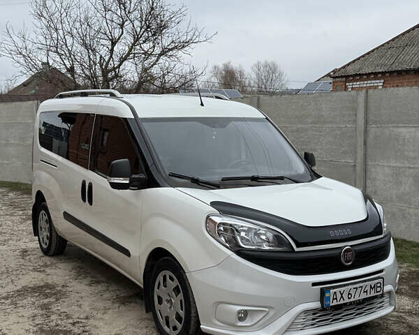 Белый Фиат Добло, объемом двигателя 1.6 л и пробегом 195 тыс. км за 12700 $, фото 1 на Automoto.ua