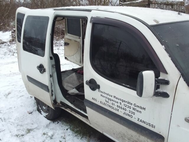 Белый Фиат Добло, объемом двигателя 1.2 л и пробегом 350 тыс. км за 900 $, фото 1 на Automoto.ua