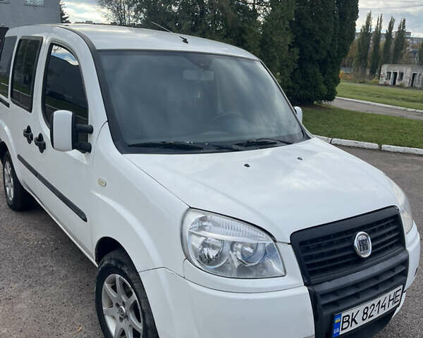 Белый Фиат Добло, объемом двигателя 1.91 л и пробегом 317 тыс. км за 3999 $, фото 1 на Automoto.ua