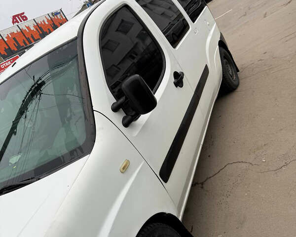 Белый Фиат Добло, объемом двигателя 1.91 л и пробегом 250 тыс. км за 3499 $, фото 1 на Automoto.ua