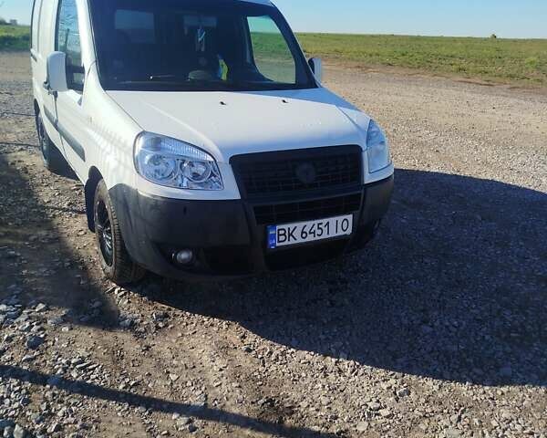 Белый Фиат Добло, объемом двигателя 1.91 л и пробегом 300 тыс. км за 3700 $, фото 1 на Automoto.ua