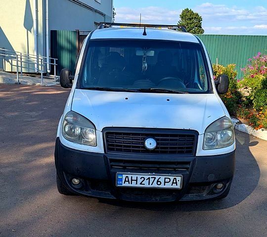 Белый Фиат Добло, объемом двигателя 1.4 л и пробегом 250 тыс. км за 3500 $, фото 1 на Automoto.ua
