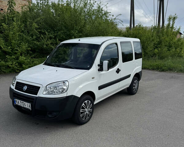 Белый Фиат Добло, объемом двигателя 1.6 л и пробегом 260 тыс. км за 3400 $, фото 1 на Automoto.ua