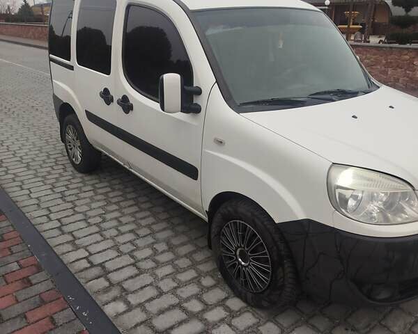 Белый Фиат Добло, объемом двигателя 1.9 л и пробегом 300 тыс. км за 4500 $, фото 1 на Automoto.ua