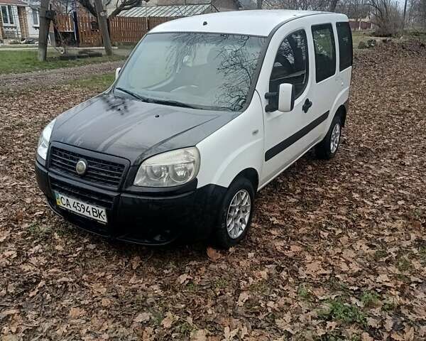 Белый Фиат Добло, объемом двигателя 1.9 л и пробегом 390 тыс. км за 4100 $, фото 1 на Automoto.ua