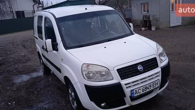 Белый Фиат Добло, объемом двигателя 1.6 л и пробегом 300 тыс. км за 3700 $, фото 1 на Automoto.ua