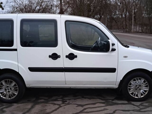 Белый Фиат Добло, объемом двигателя 1.2 л и пробегом 260 тыс. км за 4350 $, фото 1 на Automoto.ua