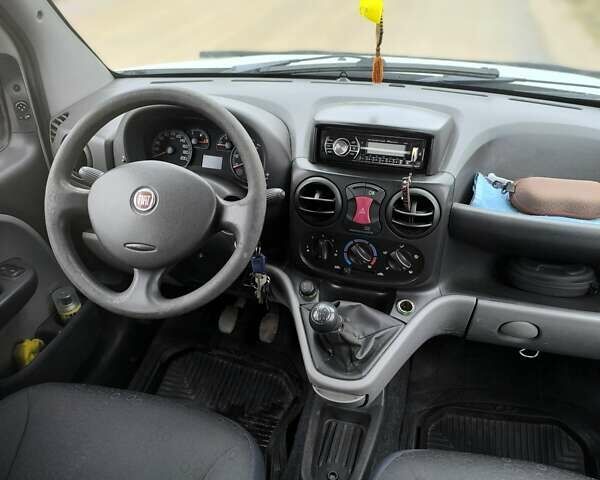 Белый Фиат Добло, объемом двигателя 1.2 л и пробегом 260 тыс. км за 4200 $, фото 1 на Automoto.ua