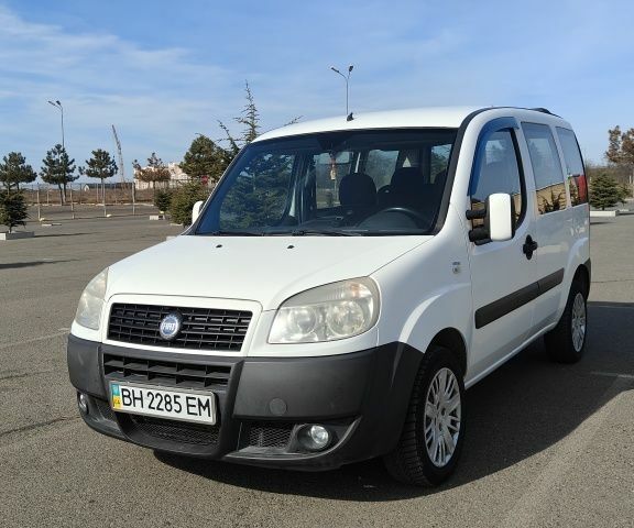 Белый Фиат Добло, объемом двигателя 1.2 л и пробегом 265 тыс. км за 4500 $, фото 1 на Automoto.ua