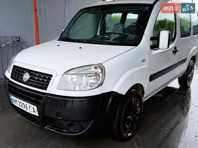 Белый Фиат Добло, объемом двигателя 1.3 л и пробегом 250 тыс. км за 2999 $, фото 1 на Automoto.ua