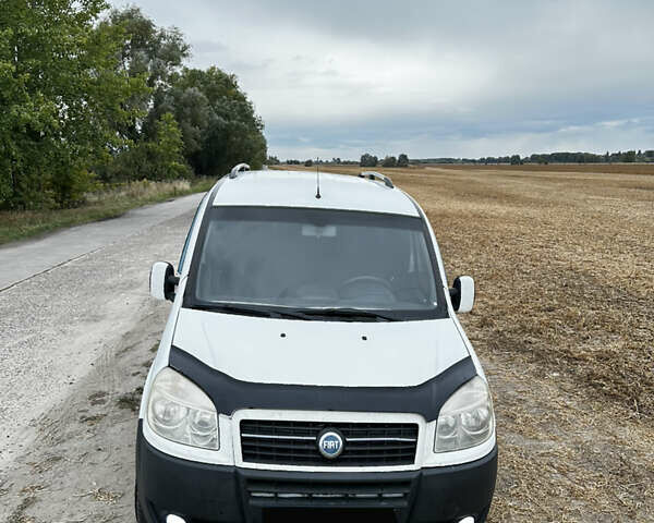 Белый Фиат Добло, объемом двигателя 1.3 л и пробегом 305 тыс. км за 4550 $, фото 1 на Automoto.ua