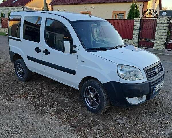 Белый Фиат Добло, объемом двигателя 1.37 л и пробегом 360 тыс. км за 5750 $, фото 1 на Automoto.ua