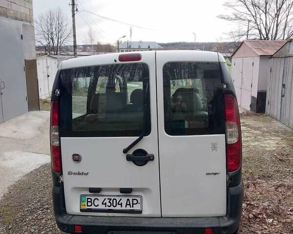 Белый Фиат Добло, объемом двигателя 1.3 л и пробегом 175 тыс. км за 5000 $, фото 1 на Automoto.ua