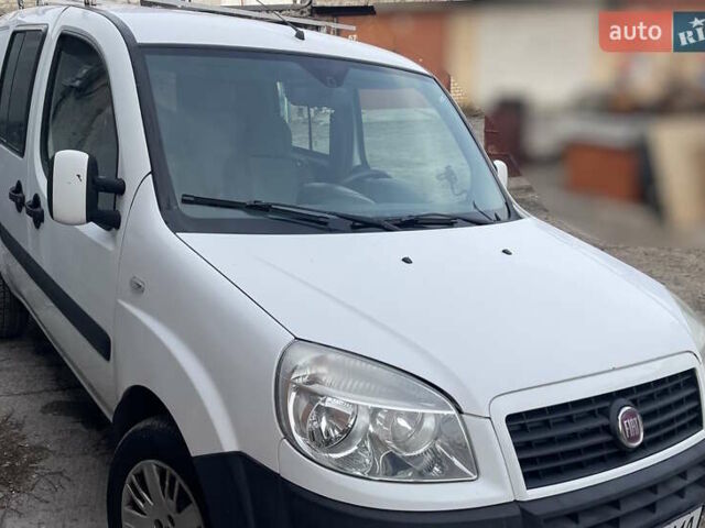 Белый Фиат Добло, объемом двигателя 1.3 л и пробегом 200 тыс. км за 4950 $, фото 1 на Automoto.ua