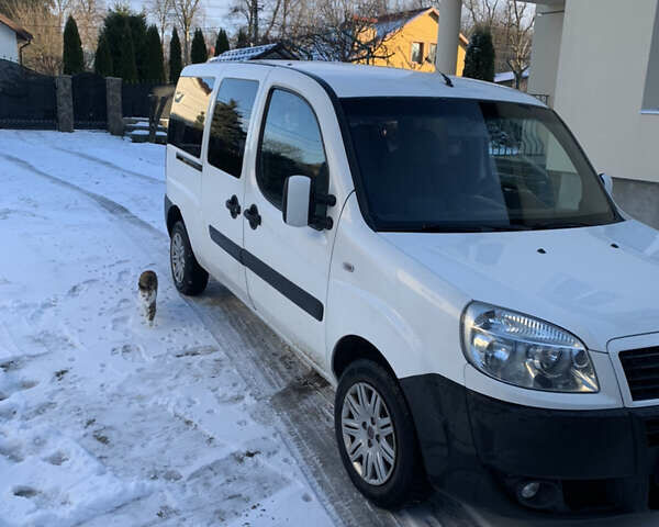 Белый Фиат Добло, объемом двигателя 1.3 л и пробегом 358 тыс. км за 5100 $, фото 1 на Automoto.ua