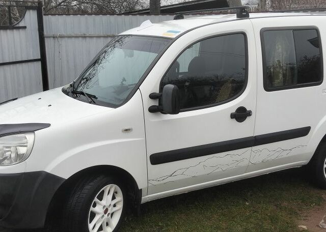 Белый Фиат Добло, объемом двигателя 1.4 л и пробегом 140 тыс. км за 5900 $, фото 1 на Automoto.ua