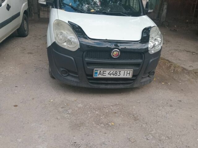 Белый Фиат Добло, объемом двигателя 1.2 л и пробегом 380 тыс. км за 3300 $, фото 1 на Automoto.ua