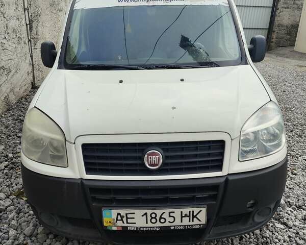 Белый Фиат Добло, объемом двигателя 1.3 л и пробегом 300 тыс. км за 2990 $, фото 1 на Automoto.ua