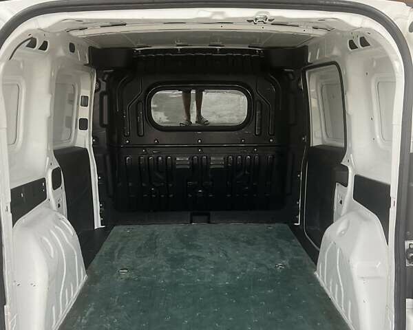 Белый Фиат Добло, объемом двигателя 1.2 л и пробегом 210 тыс. км за 5200 $, фото 1 на Automoto.ua