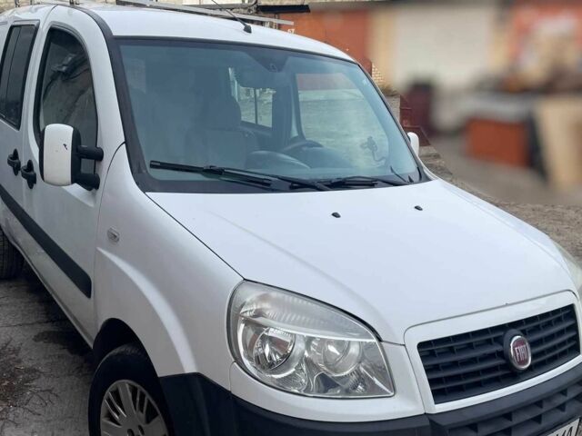 Белый Фиат Добло, объемом двигателя 1.3 л и пробегом 200 тыс. км за 4900 $, фото 1 на Automoto.ua