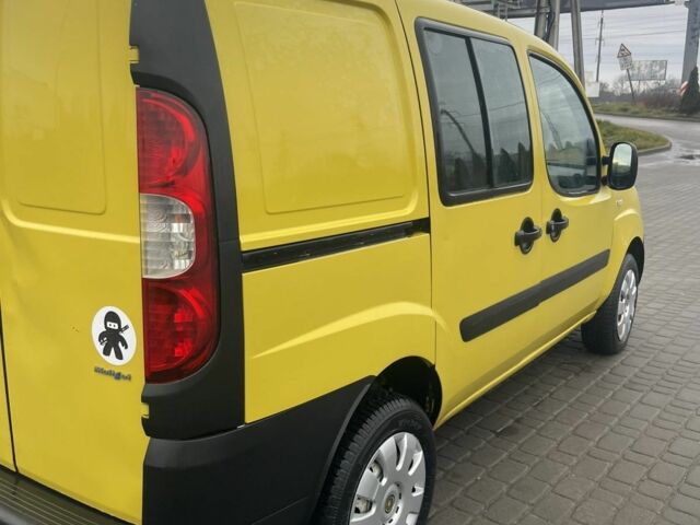 Желтый Фиат Добло, объемом двигателя 1.2 л и пробегом 332 тыс. км за 3250 $, фото 1 на Automoto.ua