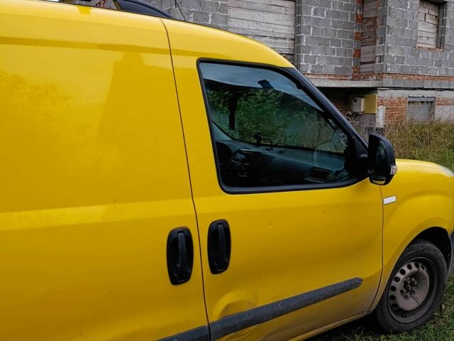 Желтый Фиат Добло, объемом двигателя 1.2 л и пробегом 348 тыс. км за 4300 $, фото 1 на Automoto.ua