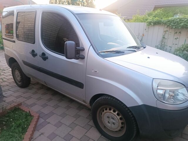 Серый Фиат Добло, объемом двигателя 1.4 л и пробегом 158 тыс. км за 5000 $, фото 1 на Automoto.ua